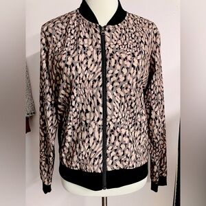 Skechers Women’s Lightweight Bomber Jacket, Medium, Tan/Black Print